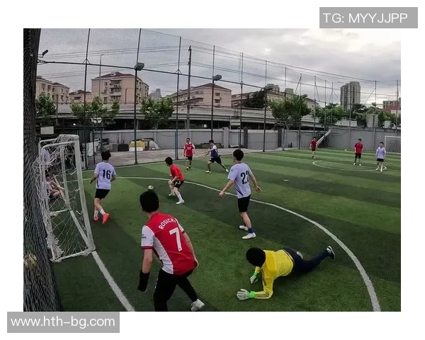 探索足球中场踢法的技巧与战术解析助你提升比赛表现